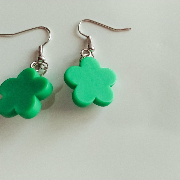 Handmade Green daisy Flower earrings - Picture 2 of 3